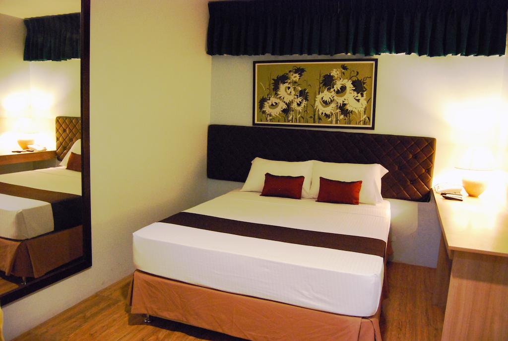 Capitol Central Hotel And Suites Cebu Quarto foto